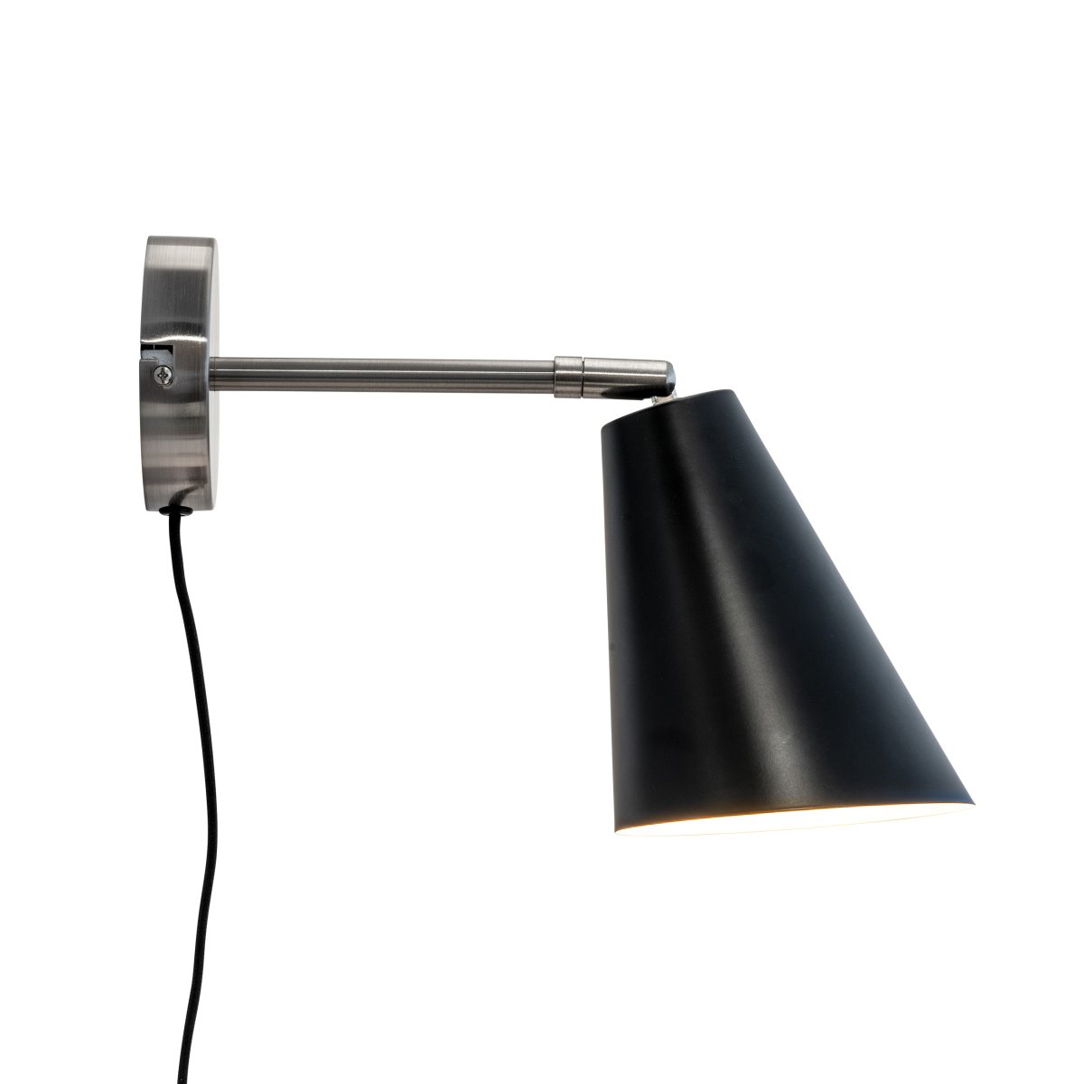 Oswald Geborsteld staal leeslamp Van Dyberg Larsen - De serie bestaat uit een tafellamp, staande lamp en wandlamp, wat zorgt voor een uniforme uitstraling in het hele huis.