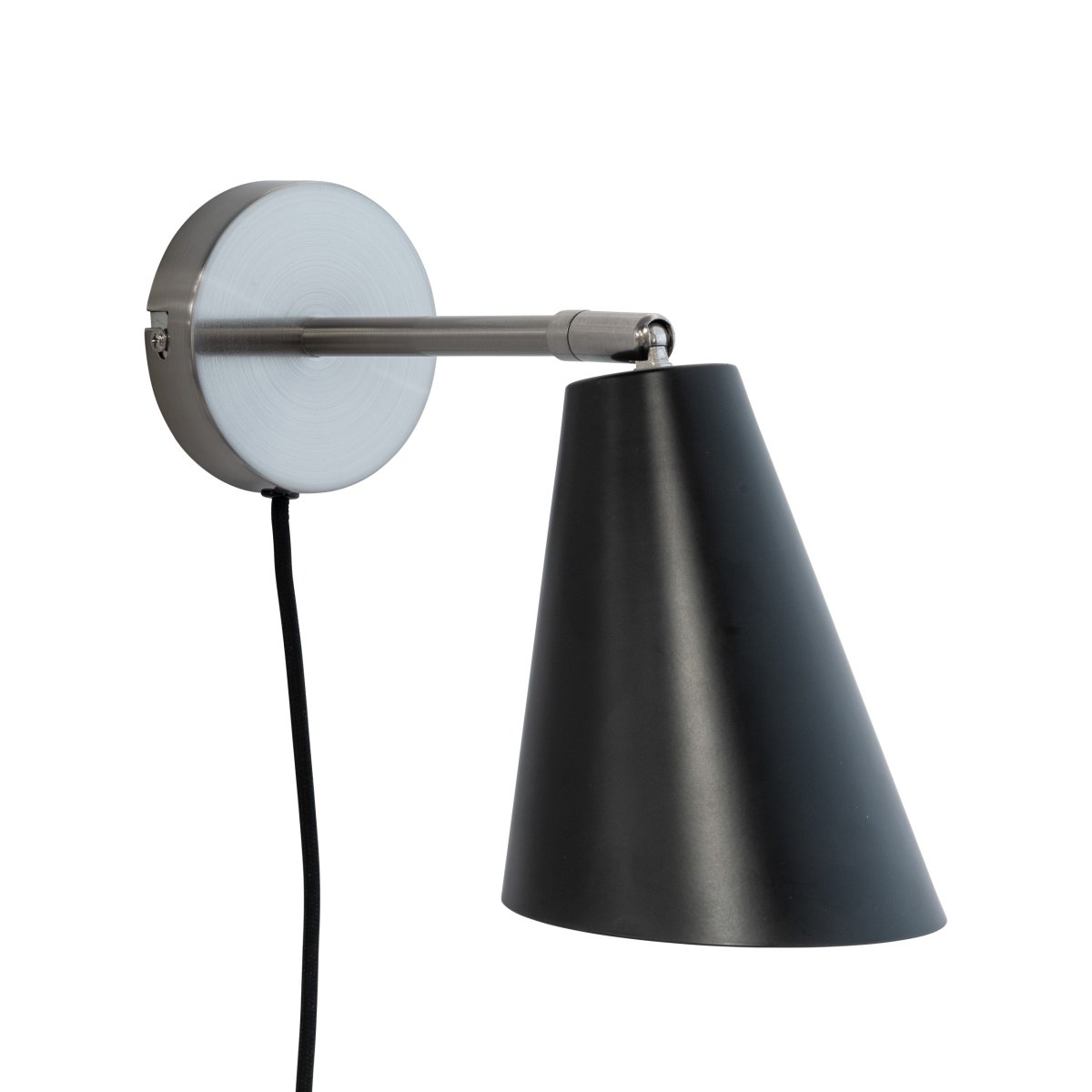 Oswald Geborsteld staal leeslamp Van Dyberg Larsen - De serie bestaat uit een tafellamp, staande lamp en wandlamp, wat zorgt voor een uniforme uitstraling in het hele huis.