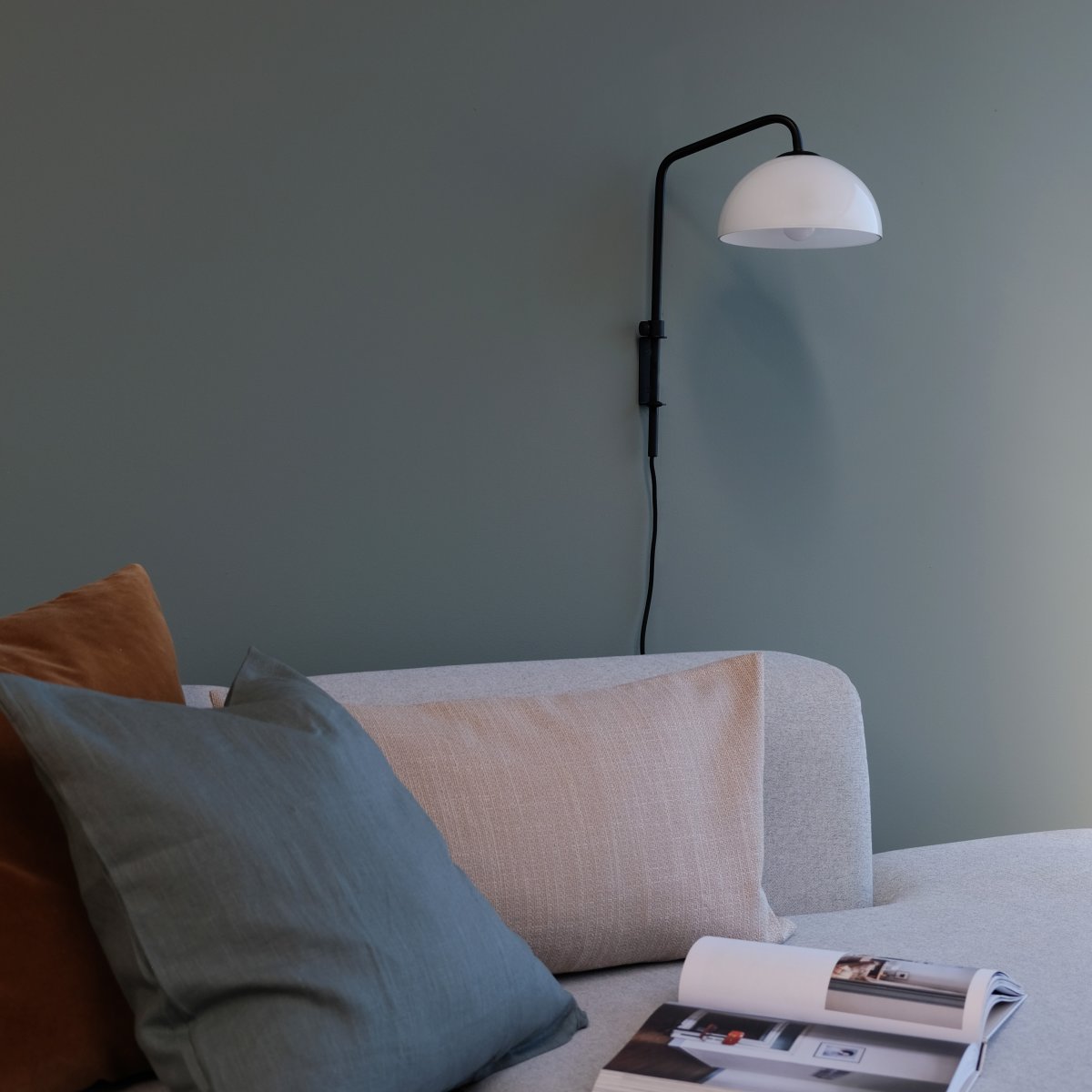Jazz 43cm Zwart wandlamp Van Dyberg Larsen - De lamp is draaibaar en kan omhoog en omlaag worden versteld.
