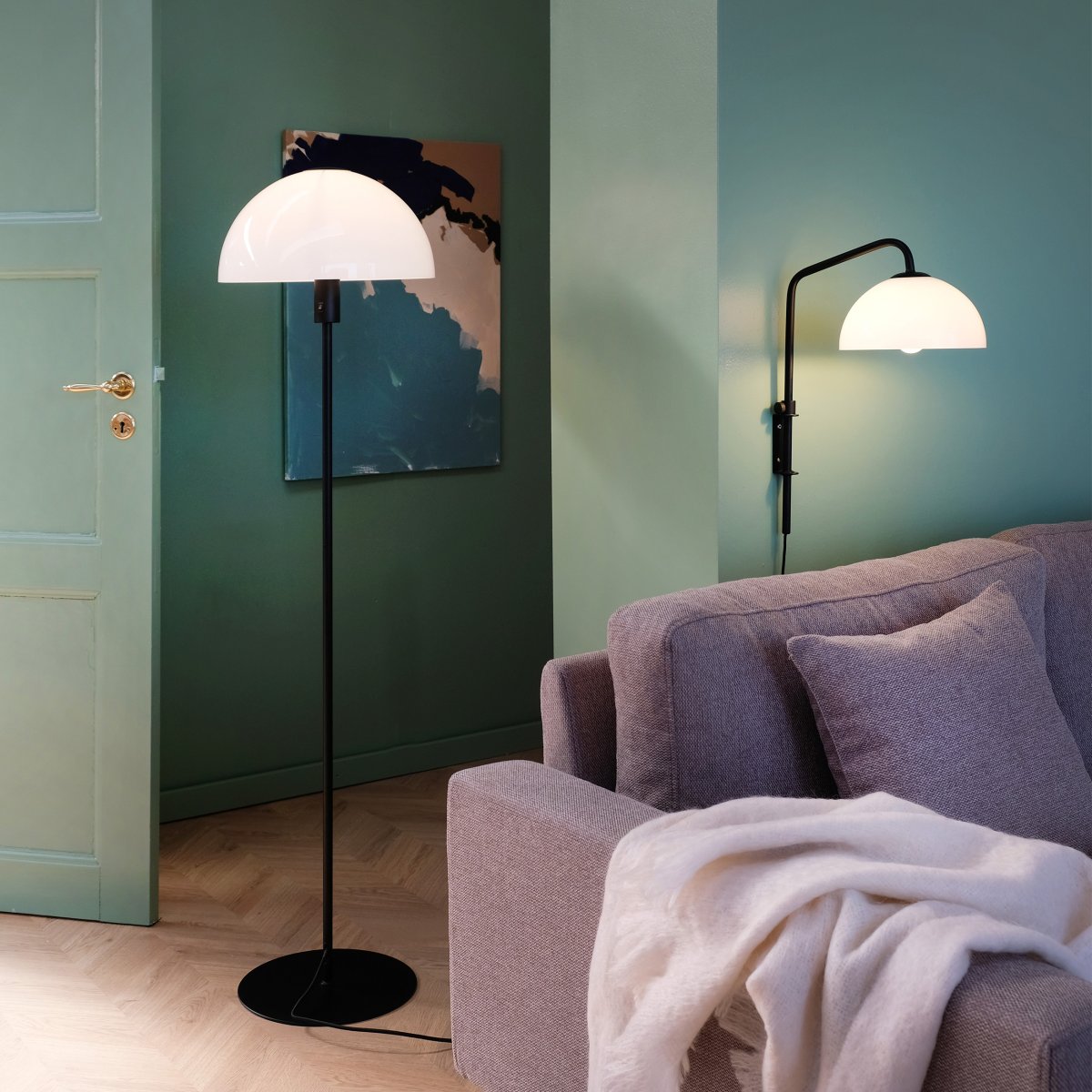 Jazz Zwart vloerlamp Van Dyberg Larsen - Staande lamp in opaalwit glas met een voet in matzwart metaal.