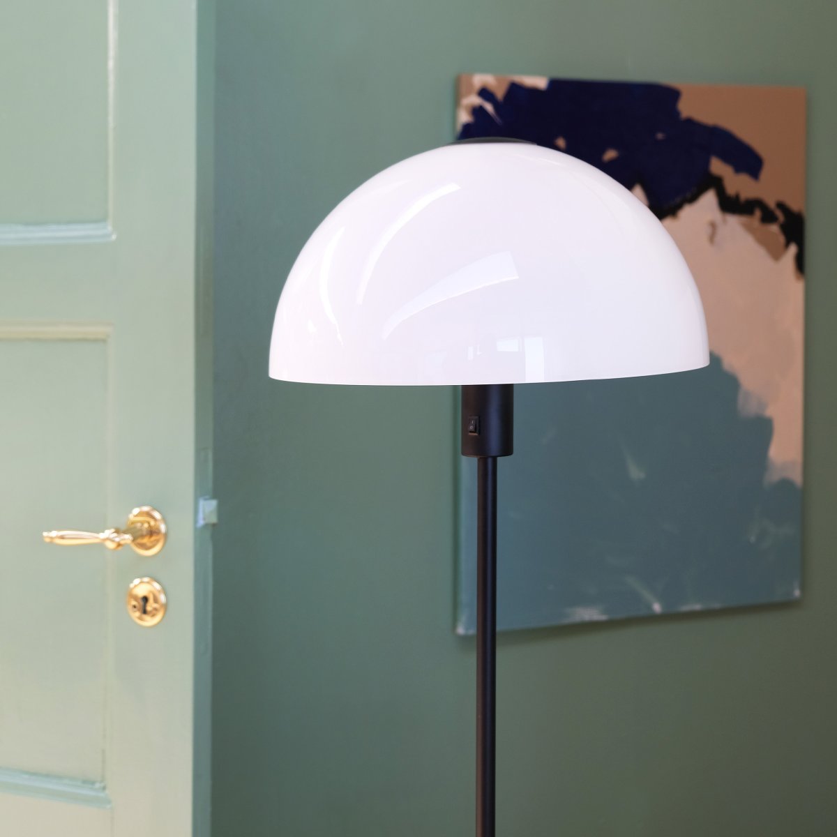 Jazz Zwart vloerlamp Van Dyberg Larsen - Staande lamp in opaalwit glas met een voet in matzwart metaal.