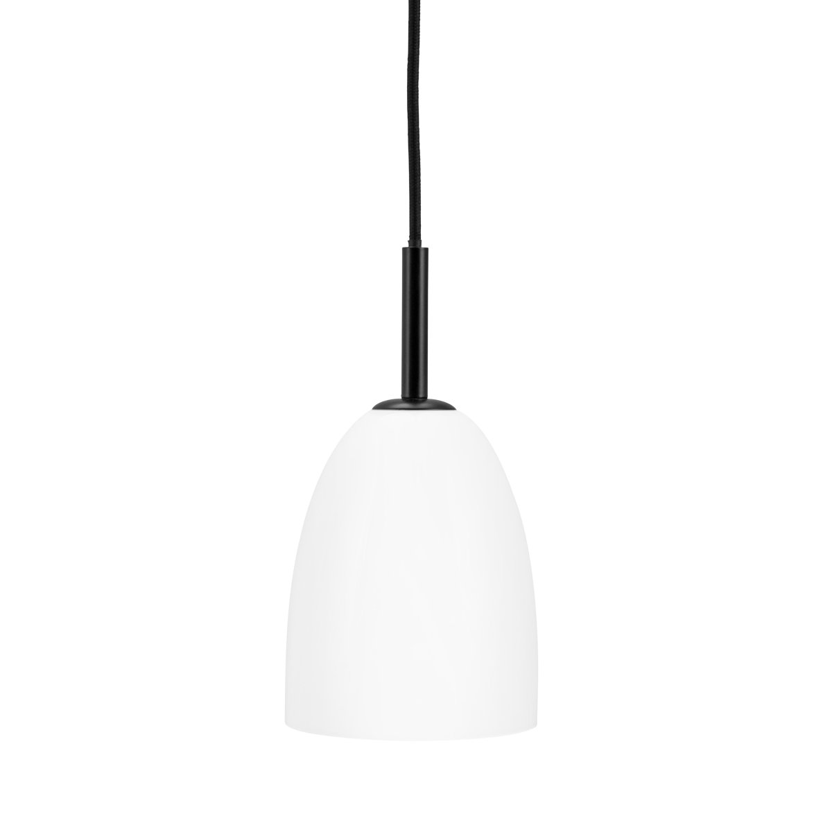 Jazz Ø12 Zwart hanglamp Van Dyberg Larsen - Voor een stijlvolle verlichtingsoplossing raden wij u aan om er één in een donkere hoek van uw huis te plaatsen, of meerdere op een rij boven de eettafel.