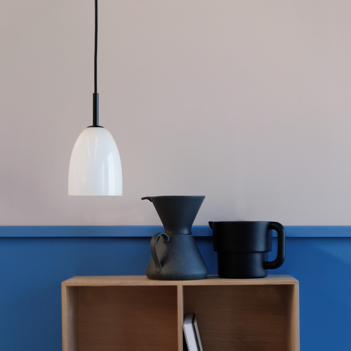 Jazz Ø12 Zwart hanglamp Van Dyberg Larsen - Voor een stijlvolle verlichtingsoplossing raden wij u aan om er één in een donkere hoek van uw huis te plaatsen, of meerdere op een rij boven de eettafel.
