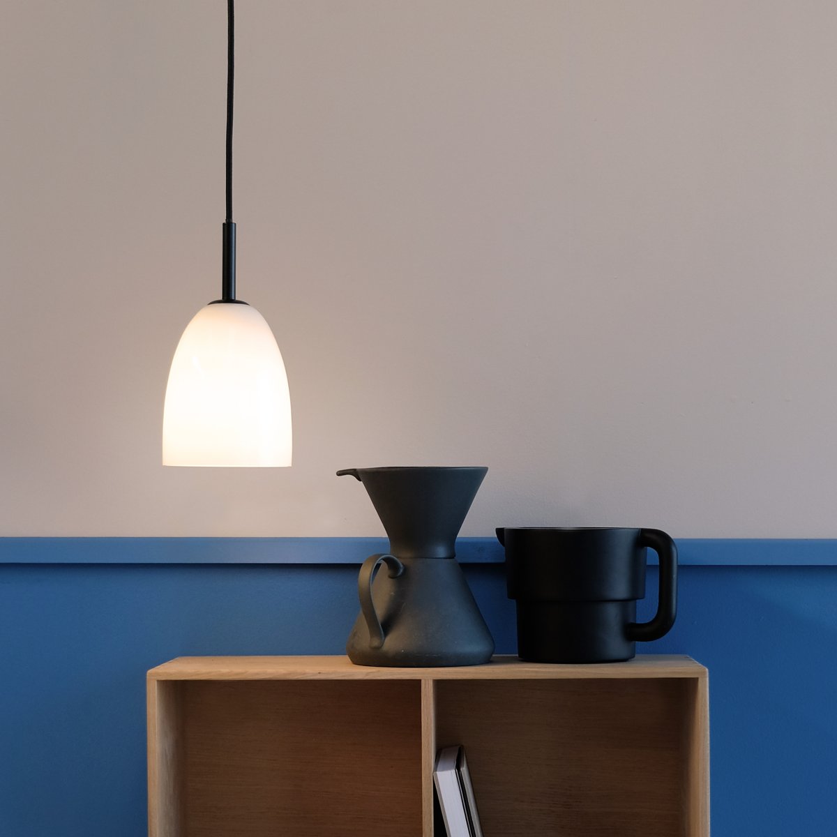 Jazz Ø12 Zwart hanglamp Van Dyberg Larsen - Voor een stijlvolle verlichtingsoplossing raden wij u aan om er één in een donkere hoek van uw huis te plaatsen, of meerdere op een rij boven de eettafel.