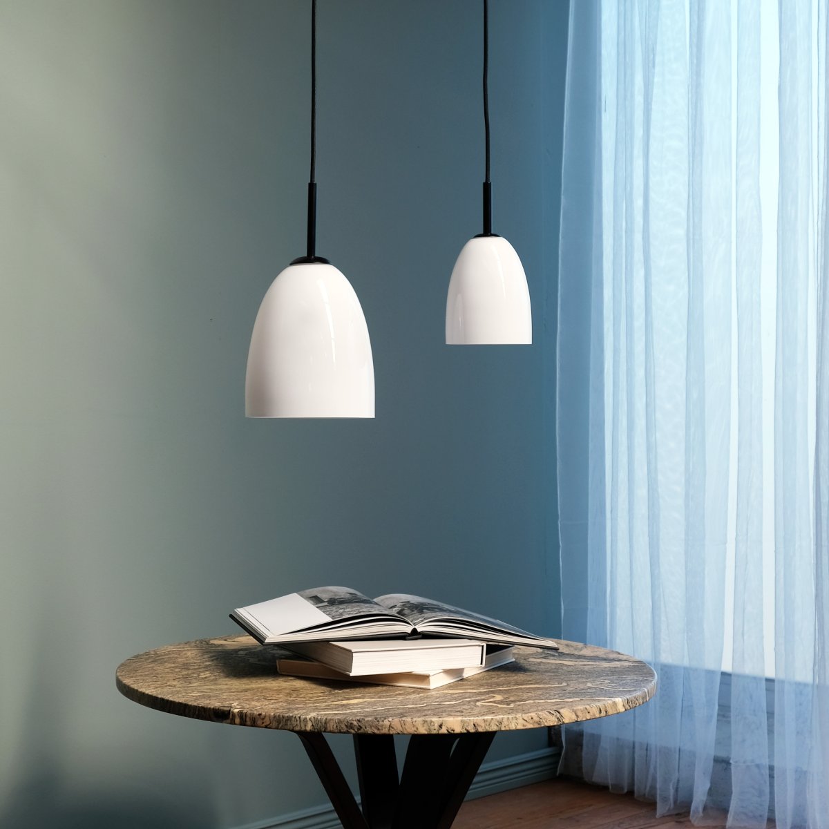 Jazz Ø12 Zwart hanglamp Van Dyberg Larsen - Voor een stijlvolle verlichtingsoplossing raden wij u aan om er één in een donkere hoek van uw huis te plaatsen, of meerdere op een rij boven de eettafel.