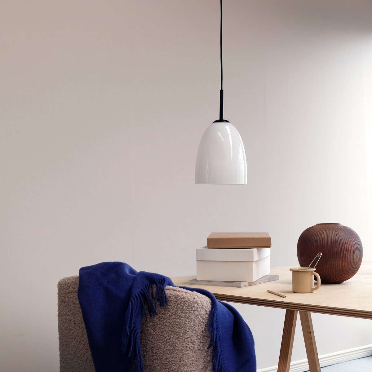 Jazz Ø18 Zwart hanglamp Van Dyberg Larsen - Voor een stijlvolle verlichtingsoplossing raden wij u aan om er één in een donkere hoek van uw huis te plaatsen, of meerdere op een rij boven de eettafel.