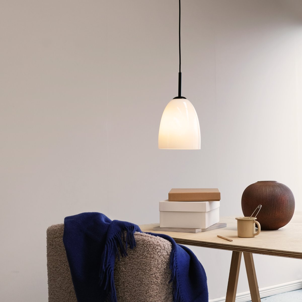 Jazz Ø18 Zwart hanglamp Van Dyberg Larsen - Voor een stijlvolle verlichtingsoplossing raden wij u aan om er één in een donkere hoek van uw huis te plaatsen, of meerdere op een rij boven de eettafel.