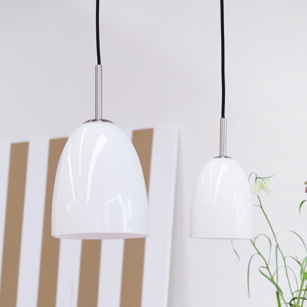 Jazz Ø12 Geborsteld staal hanglamp Van Dyberg Larsen - Het ontwerp van de lamp verspreidt een zacht en aangenaam licht, waardoor een warme en uitnodigende sfeer ontstaat.