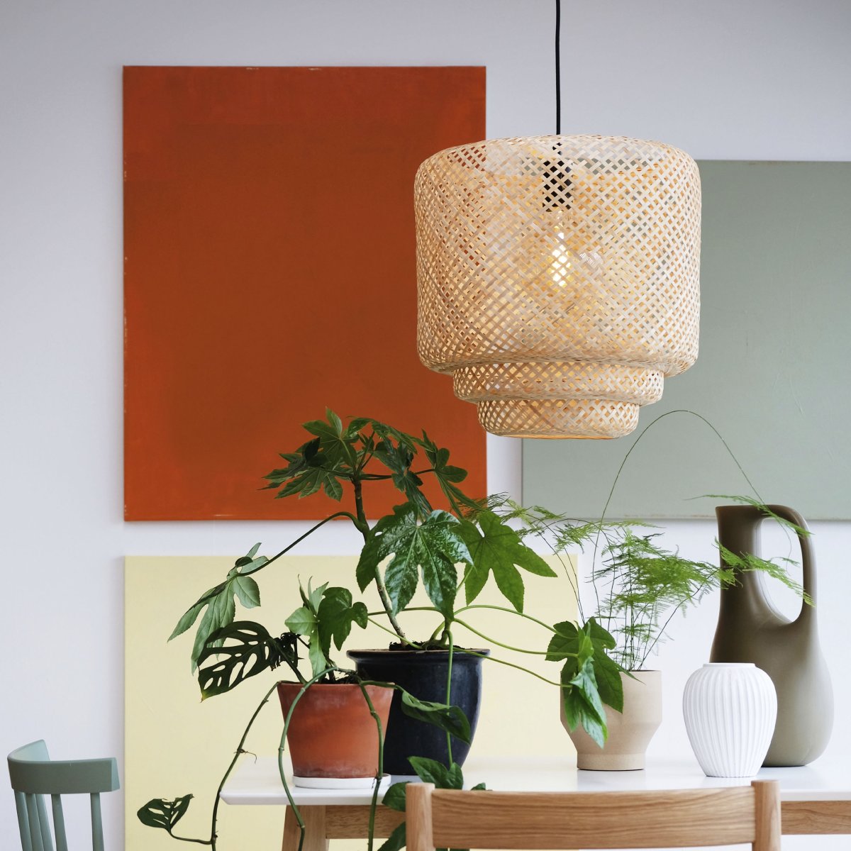 Boom Ø40 Natuur hanglamp Van Dyberg Larsen - Dankzij het handgeweven ontwerp cre&euml;ert deze lamp een warm, uitnodigend en decoratief licht waarmee u natuurlijke en zachte verlichting aan uw interieur kunt toevoegen.