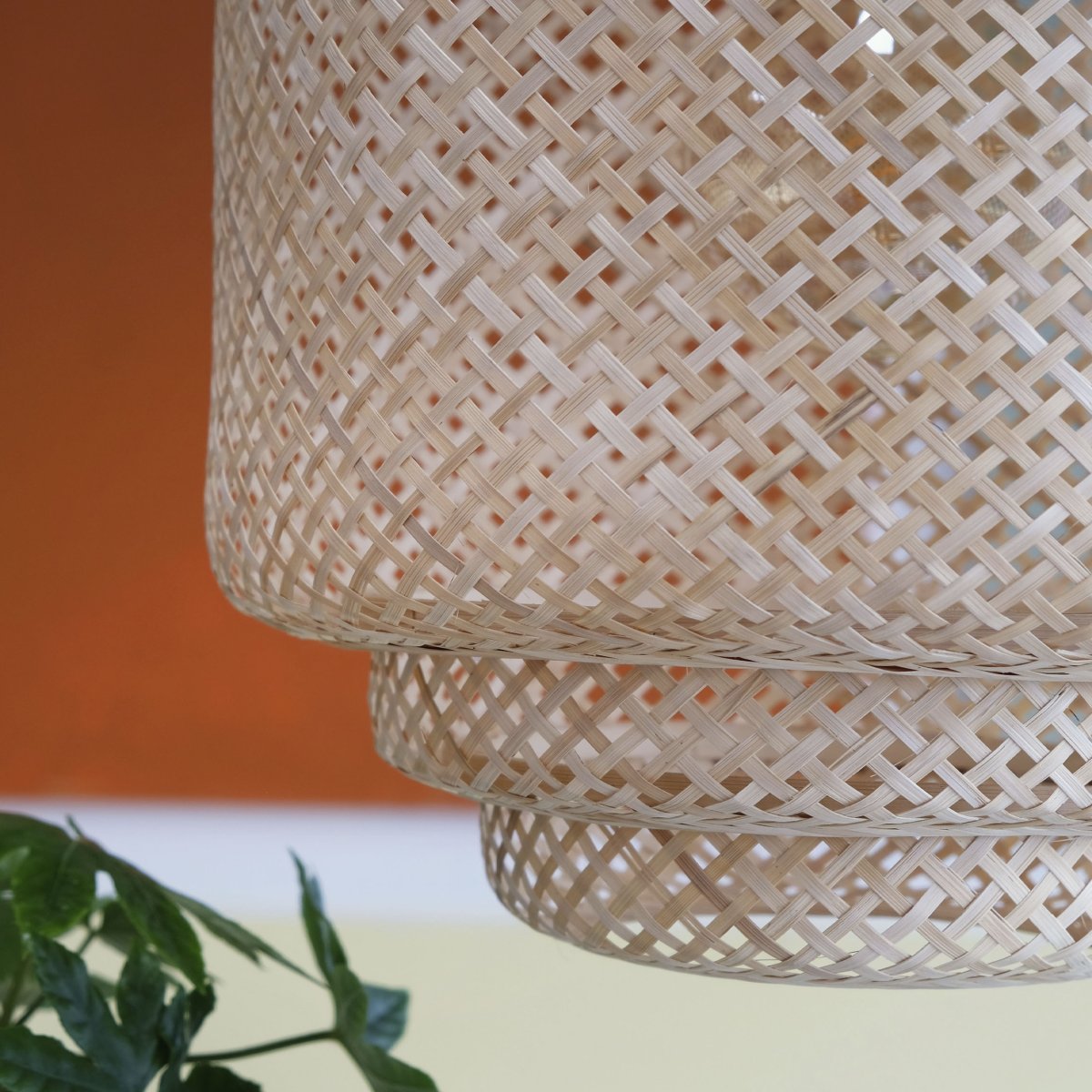 Boom Ø40 Natuur hanglamp Van Dyberg Larsen - Dankzij het handgeweven ontwerp cre&euml;ert deze lamp een warm, uitnodigend en decoratief licht waarmee u natuurlijke en zachte verlichting aan uw interieur kunt toevoegen.