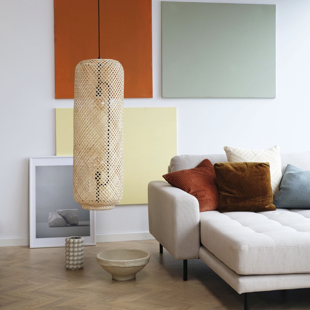 Boom Ø30 Natuur hanglamp Van Dyberg Larsen - Prachtige, handgevlochten hanglamp van bamboe in een natuurlijke kleur die een warm en uitnodigend licht verspreidt.