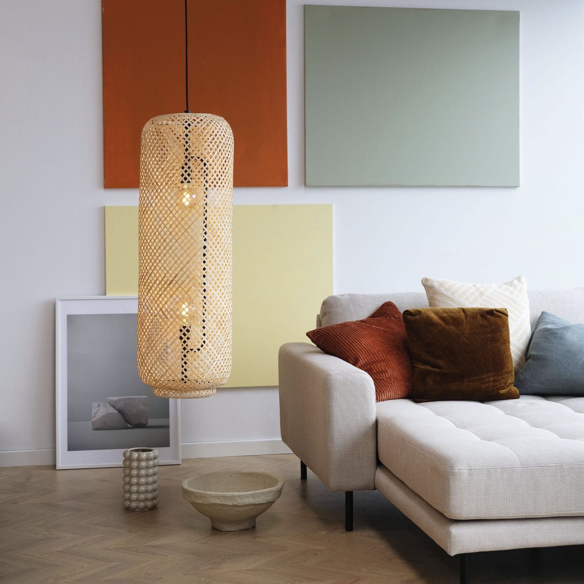 Boom Ø30 Natuur hanglamp Van Dyberg Larsen - Prachtige, handgevlochten hanglamp van bamboe in een natuurlijke kleur die een warm en uitnodigend licht verspreidt.