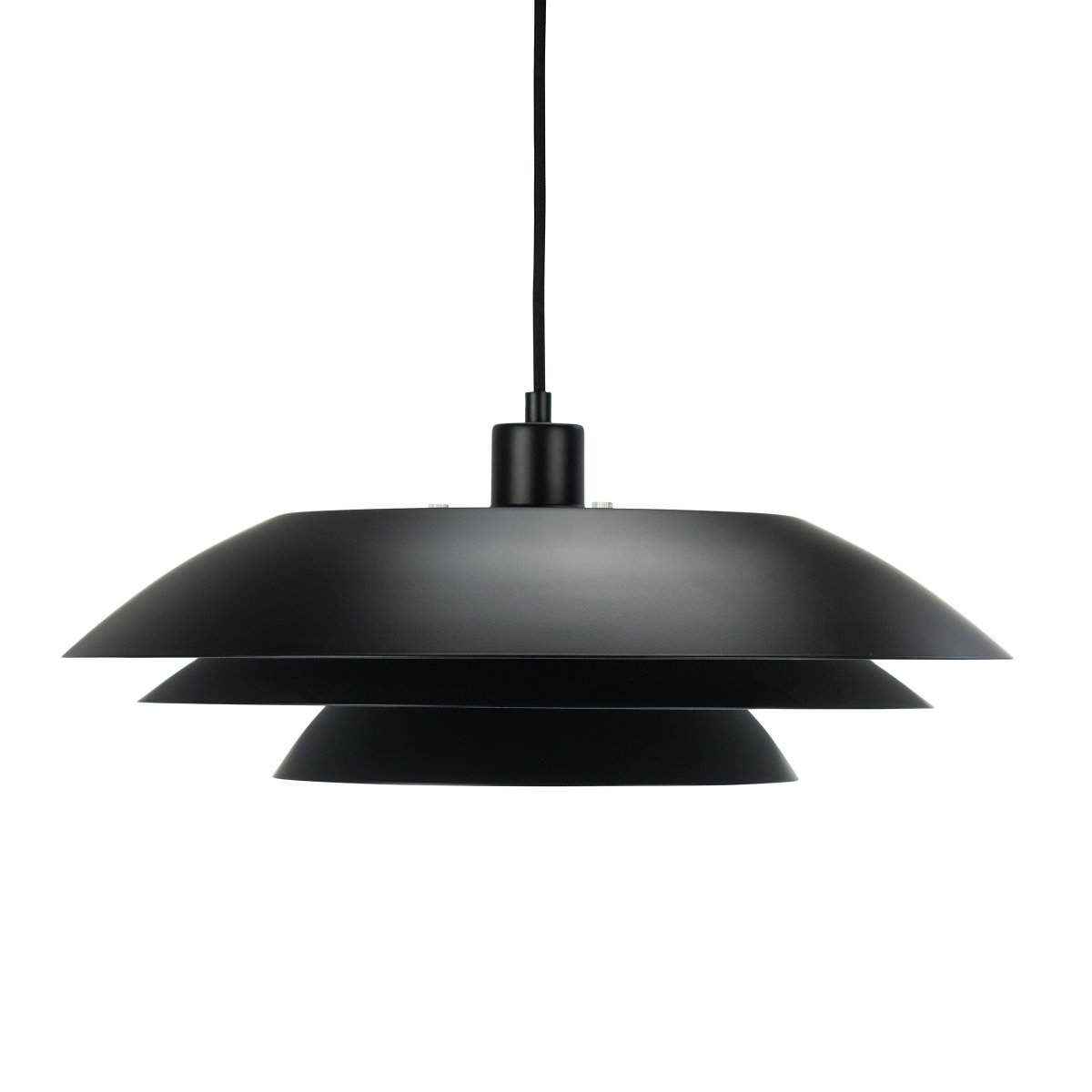 DL45 Ø45 Zwart hanglamp Van Dyberg Larsen - De DL45 hanglamp in matzwart metaal past perfect in grotere en meer open ruimtes waar de lamp een centraal onderdeel van het interieur wordt.