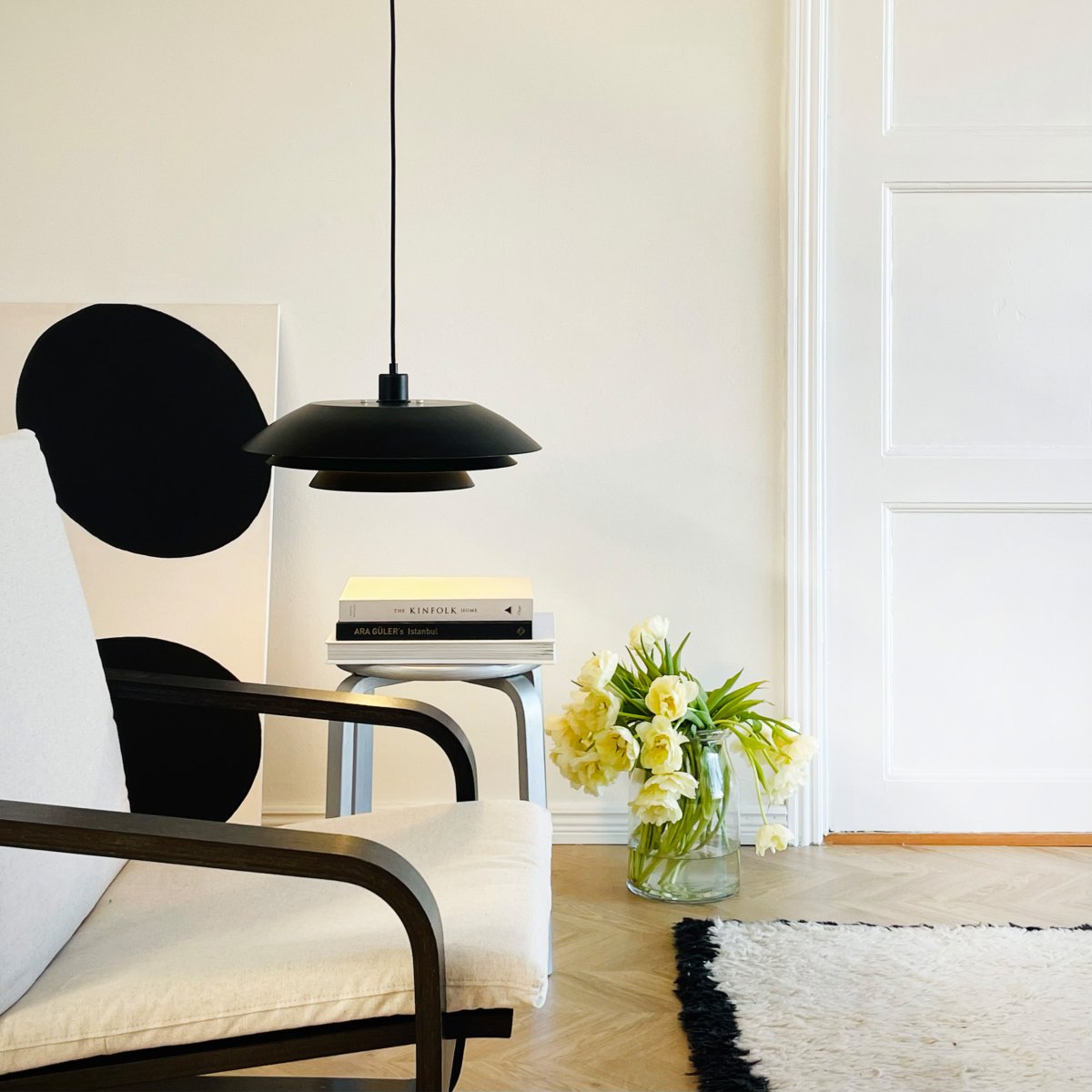 DL45 Ø45 Zwart hanglamp Van Dyberg Larsen - De DL45 hanglamp in matzwart metaal past perfect in grotere en meer open ruimtes waar de lamp een centraal onderdeel van het interieur wordt.