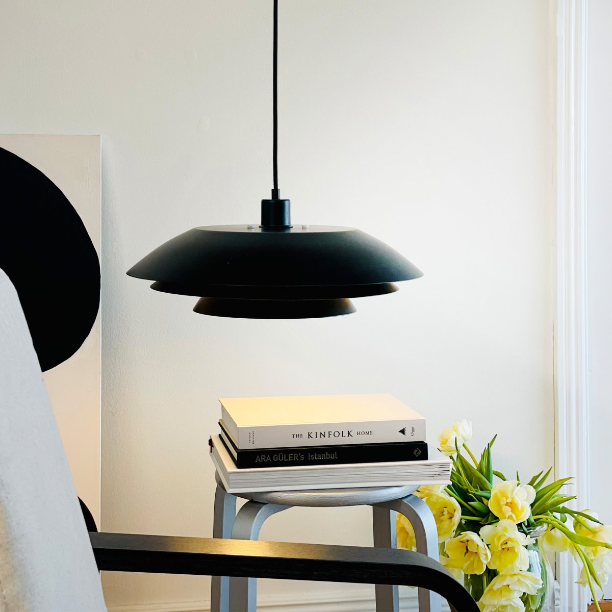 DL45 Ø45 Zwart hanglamp Van Dyberg Larsen - De DL45 hanglamp in matzwart metaal past perfect in grotere en meer open ruimtes waar de lamp een centraal onderdeel van het interieur wordt.