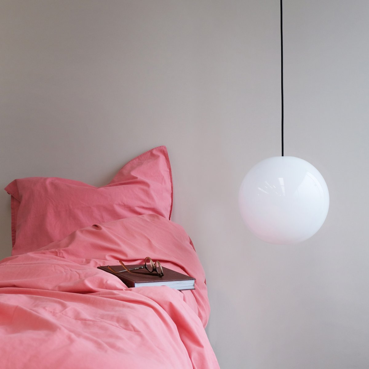 Cafè Ø20 Opaal hanglamp Van Dyberg Larsen - Hierdoor ontstaat er prachtig licht dat zowel boven een tafel, in een hoek, naast het bed of in een gezellig leeshoekje schijnt.