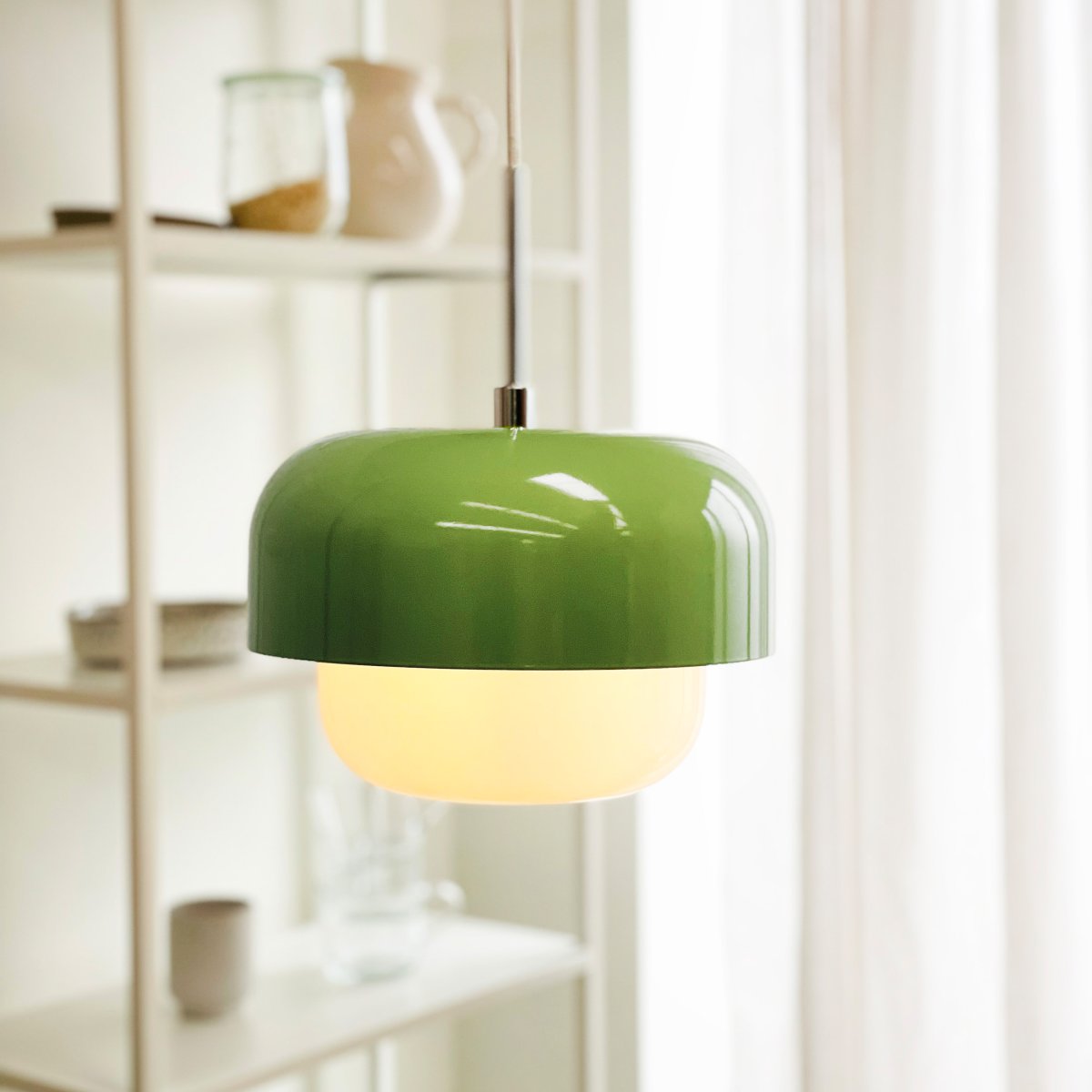 Haipot Ø23 Matcha groen hanglamp Van Dyberg Larsen - Ge ditt hem en modern och exklusiv touch med Haipot pendellampa i en matcha-gr&ouml;n f&auml;rg.