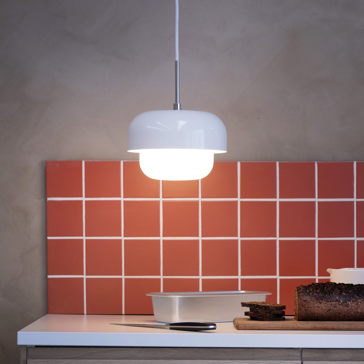 Haipot Ø23 Wit hanglamp Van Dyberg Larsen - De Haipot lamp heeft een elegante lampenkap van opaalglas en een kap van wit metaal.