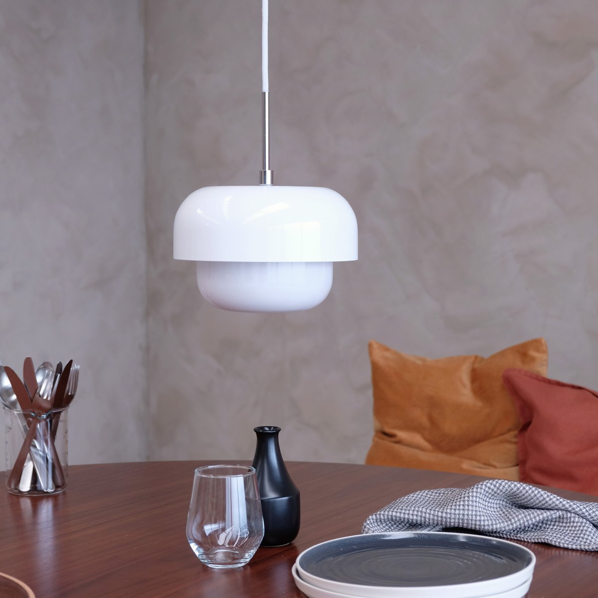 Haipot Ø23 Wit hanglamp Van Dyberg Larsen - De Haipot lamp heeft een elegante lampenkap van opaalglas en een kap van wit metaal.