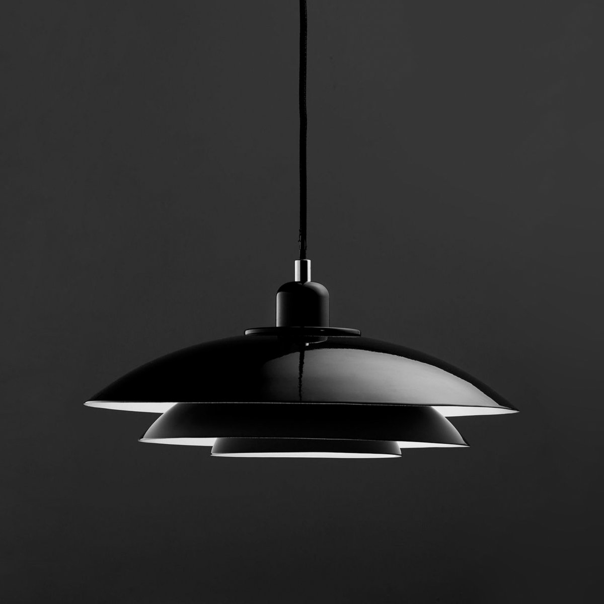 Kaje Ø40 Zwart hanglamp Van Dyberg Larsen - Het past in elk huis en zorgt voor een aangenaam en functioneel licht.