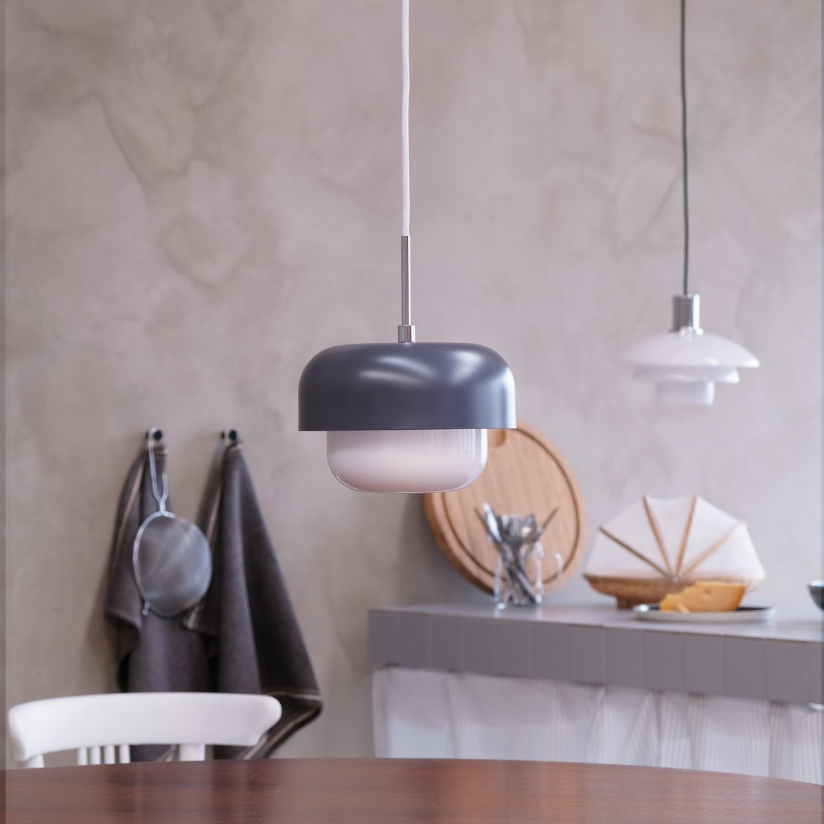 Haipot Ø23 Donkergrijs hanglamp Van Dyberg Larsen - De Haipot lamp heeft een elegante lampenkap van opaalglas en een gedempt grijze kap.