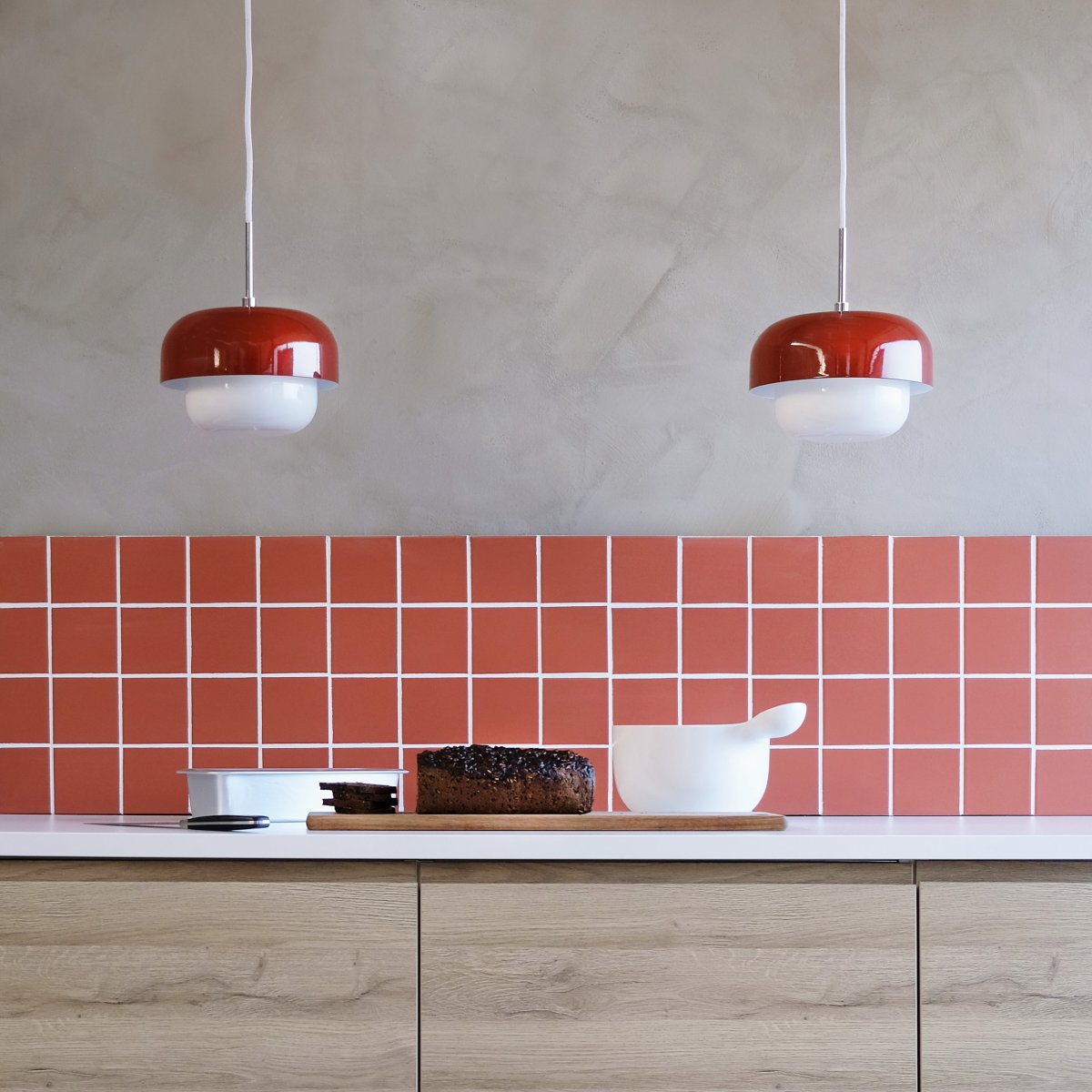 Haipot Ø23 Donkerrood hanglamp Van Dyberg Larsen - De Haipot lamp heeft een elegante lampenkap van opaalglas en een kap van gedempt rood metaal.