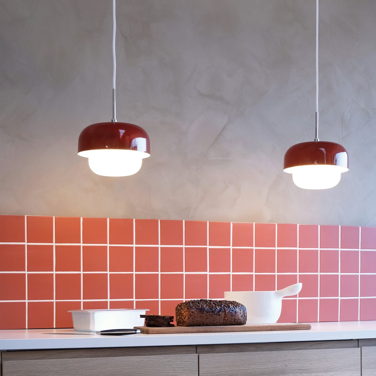 Haipot Ø23 Donkerrood hanglamp Van Dyberg Larsen - De Haipot lamp heeft een elegante lampenkap van opaalglas en een kap van gedempt rood metaal.