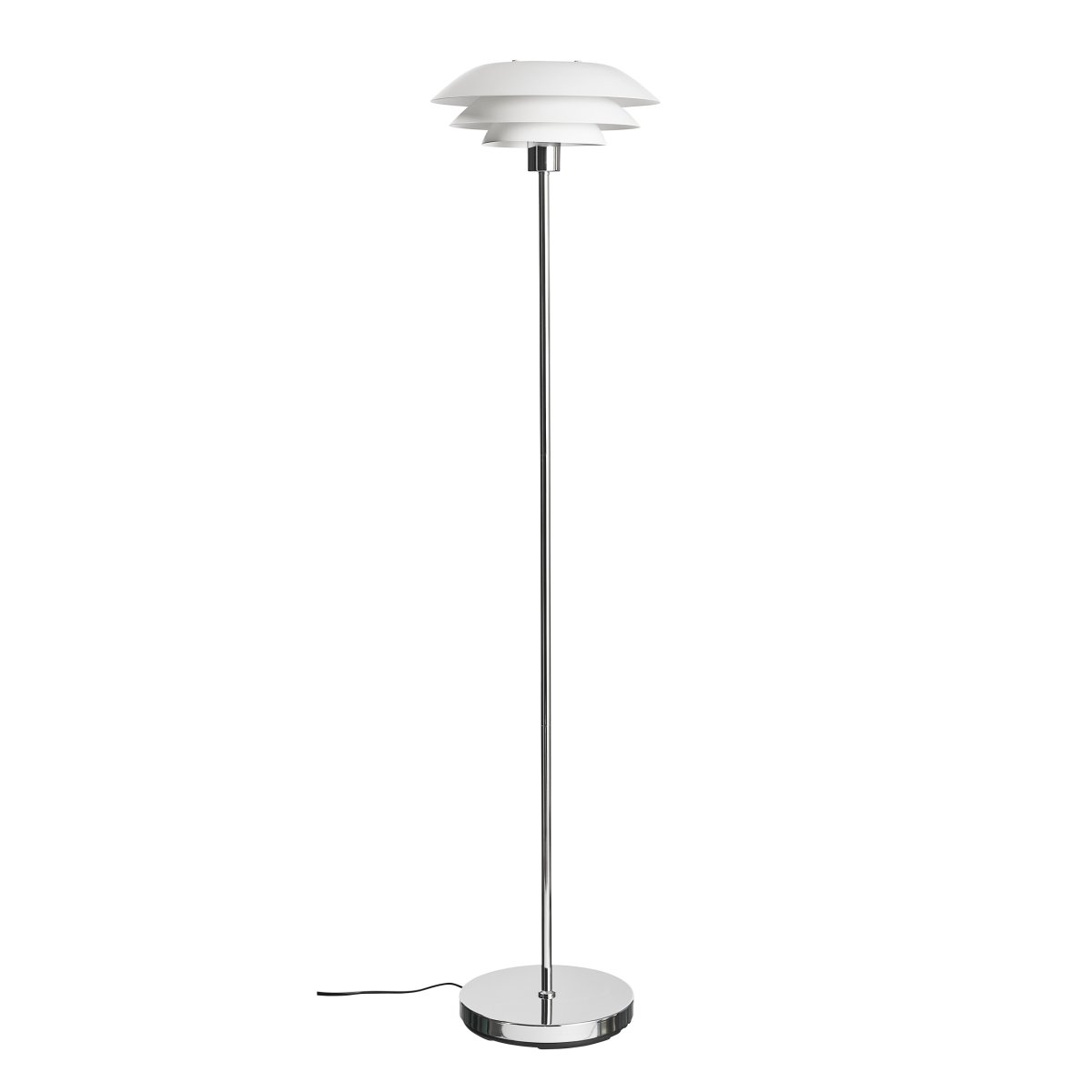 DL31 Wit vloerlamp Van Dyberg Larsen - De staande lamp is klassiek en stijlvol in het wit in combinatie met verchroomd metaal, perfect voor een donker hoekje in huis, naast de bank of als een elegant interieurdetail op zichzelf.