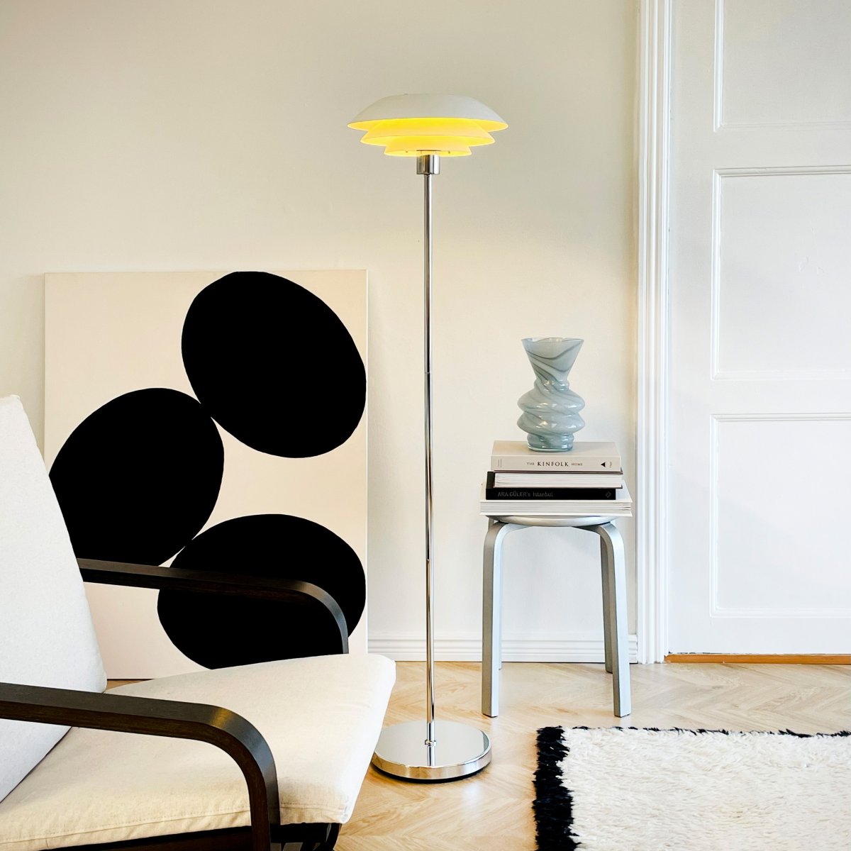 DL31 Wit vloerlamp Van Dyberg Larsen - De staande lamp is klassiek en stijlvol in het wit in combinatie met verchroomd metaal, perfect voor een donker hoekje in huis, naast de bank of als een elegant interieurdetail op zichzelf.