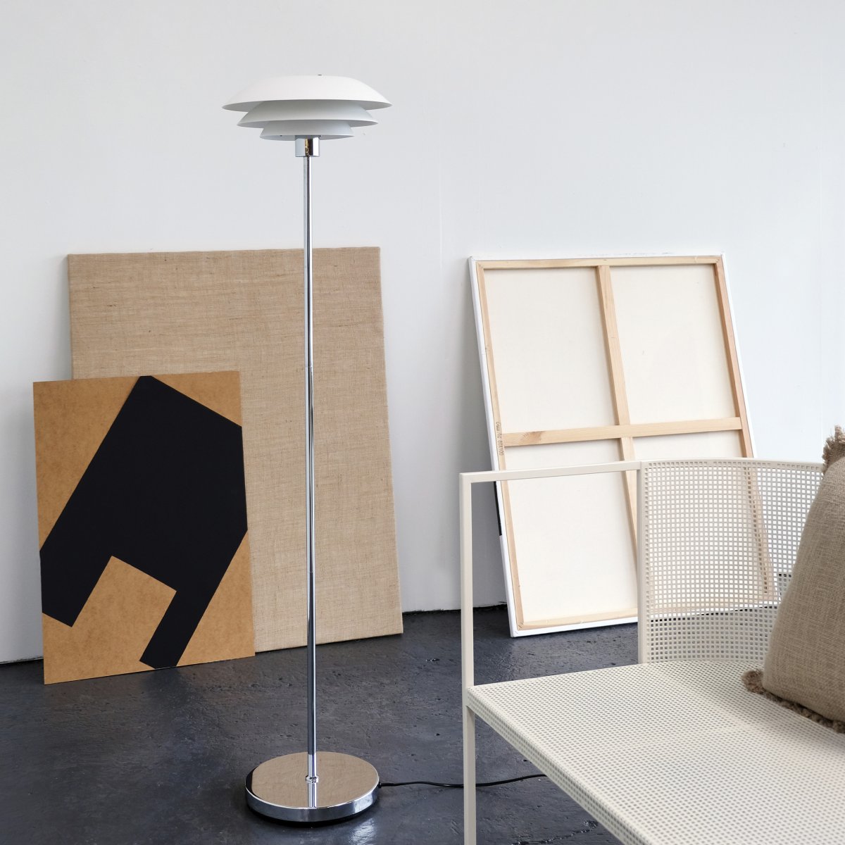 DL31 Wit vloerlamp Van Dyberg Larsen - De staande lamp is klassiek en stijlvol in het wit in combinatie met verchroomd metaal, perfect voor een donker hoekje in huis, naast de bank of als een elegant interieurdetail op zichzelf.