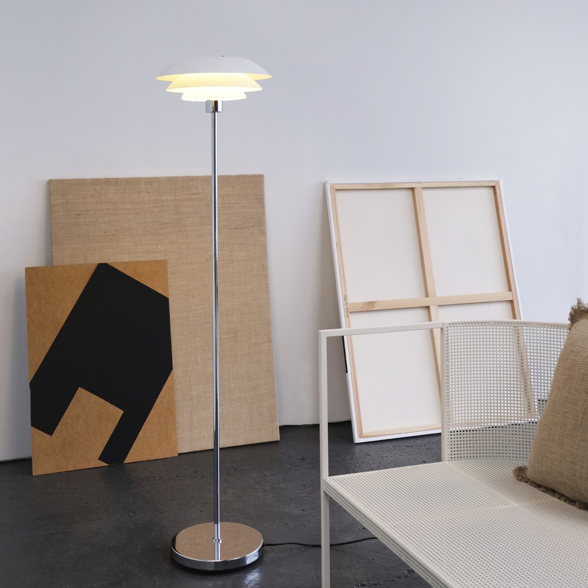 DL31 Wit vloerlamp Van Dyberg Larsen - De staande lamp is klassiek en stijlvol in het wit in combinatie met verchroomd metaal, perfect voor een donker hoekje in huis, naast de bank of als een elegant interieurdetail op zichzelf.
