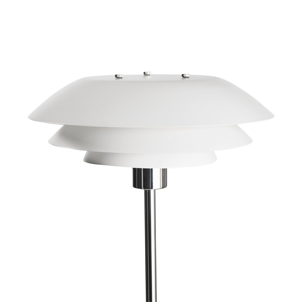 DL31 Wit vloerlamp Van Dyberg Larsen - De staande lamp is klassiek en stijlvol in het wit in combinatie met verchroomd metaal, perfect voor een donker hoekje in huis, naast de bank of als een elegant interieurdetail op zichzelf.