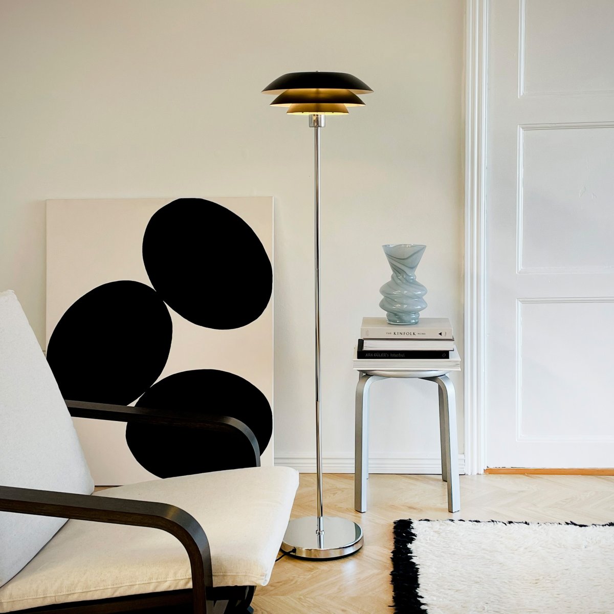 DL31 Zwart vloerlamp Van Dyberg Larsen - De staande lamp is klassiek en opvallend in zwart gecombineerd met chroom metaal.
