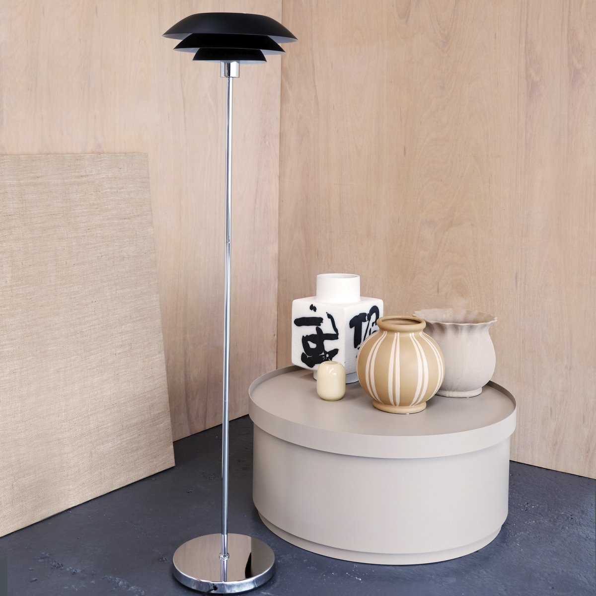 DL31 Zwart vloerlamp Van Dyberg Larsen - De staande lamp is klassiek en opvallend in zwart gecombineerd met chroom metaal.