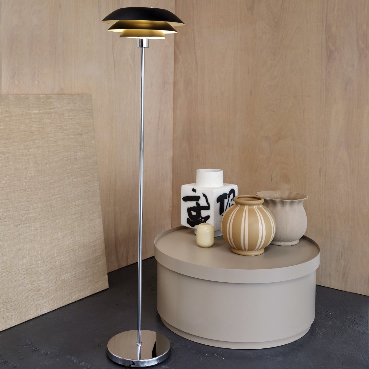 DL31 Zwart vloerlamp Van Dyberg Larsen - De staande lamp is klassiek en opvallend in zwart gecombineerd met chroom metaal.