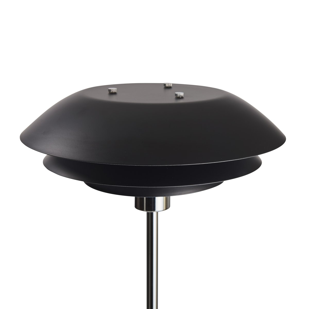 DL31 Zwart vloerlamp Van Dyberg Larsen - De staande lamp is klassiek en opvallend in zwart gecombineerd met chroom metaal.
