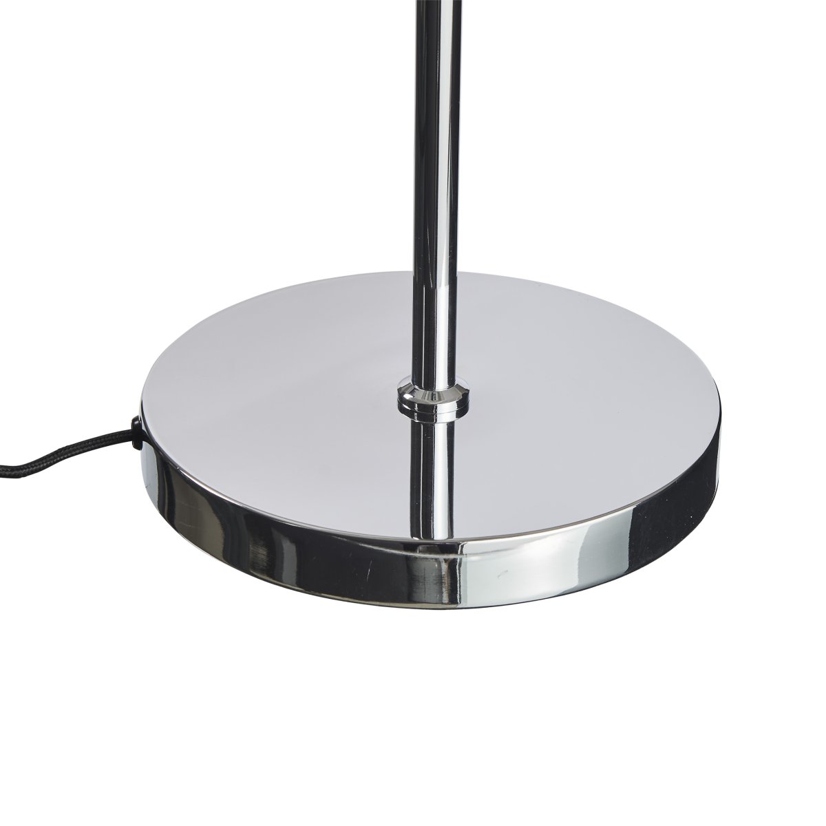 DL31 Zwart vloerlamp Van Dyberg Larsen - De staande lamp is klassiek en opvallend in zwart gecombineerd met chroom metaal.