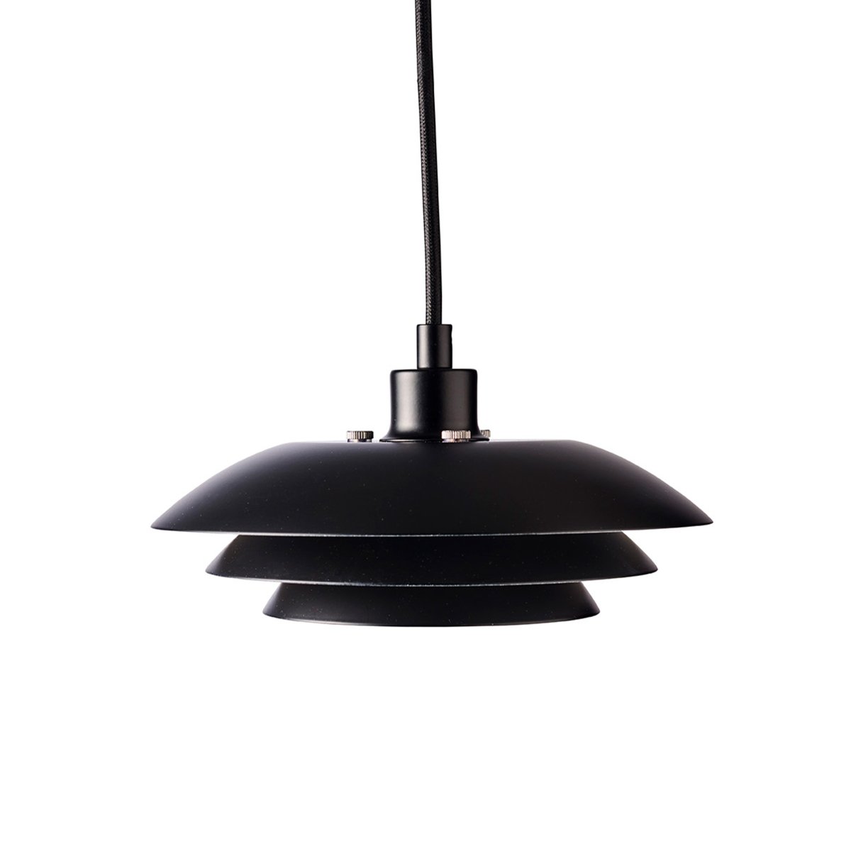 DL20 Ø20 Zwart hanglamp Van Dyberg Larsen - De lampen hebben dezelfde eenvoudige en klassieke uitstraling met drie kappen, maar met een diameter van 20 cm zijn ze eenvoudig te installeren en passen ze in verschillende omgevingen.