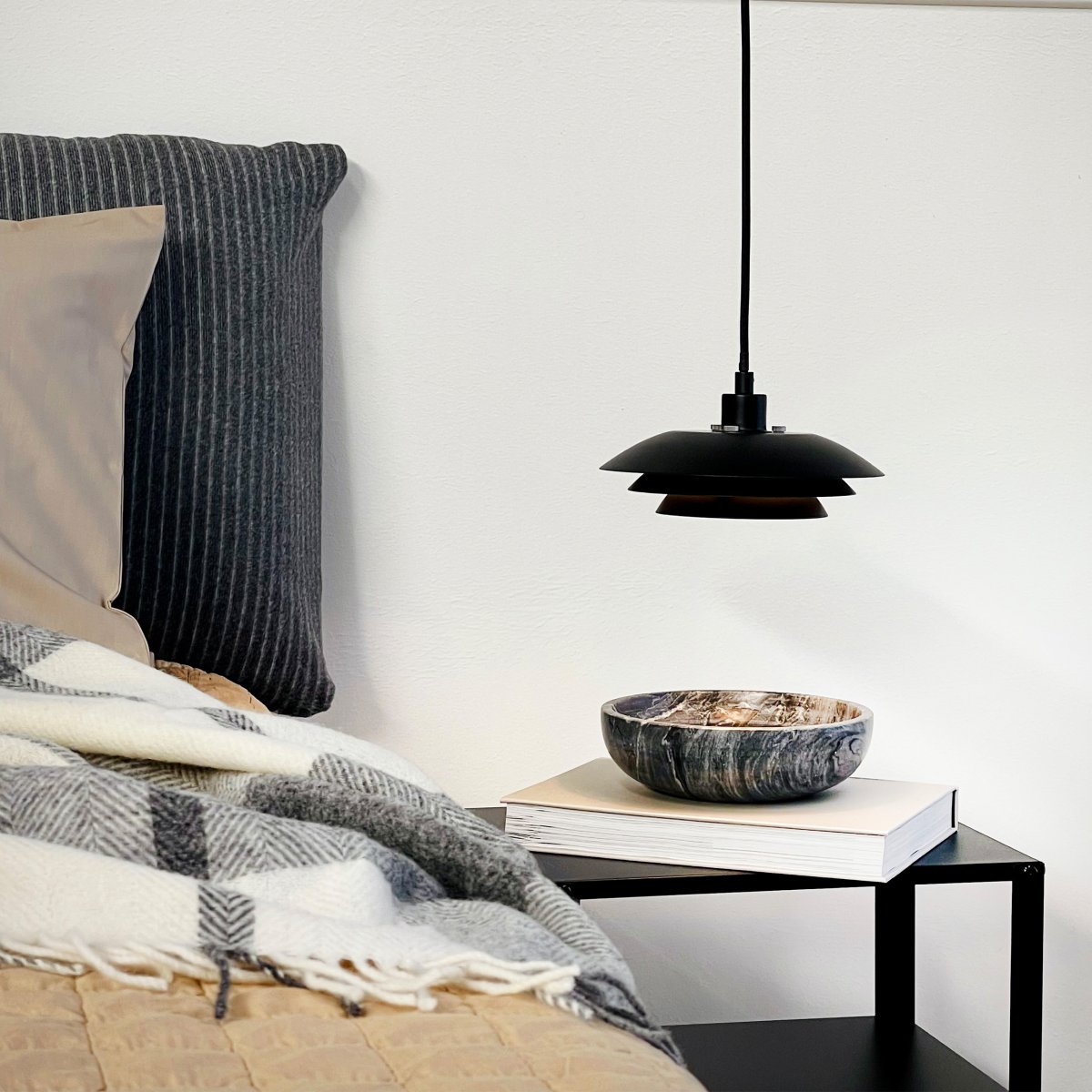 DL20 Ø20 Zwart hanglamp Van Dyberg Larsen - De lampen hebben dezelfde eenvoudige en klassieke uitstraling met drie kappen, maar met een diameter van 20 cm zijn ze eenvoudig te installeren en passen ze in verschillende omgevingen.