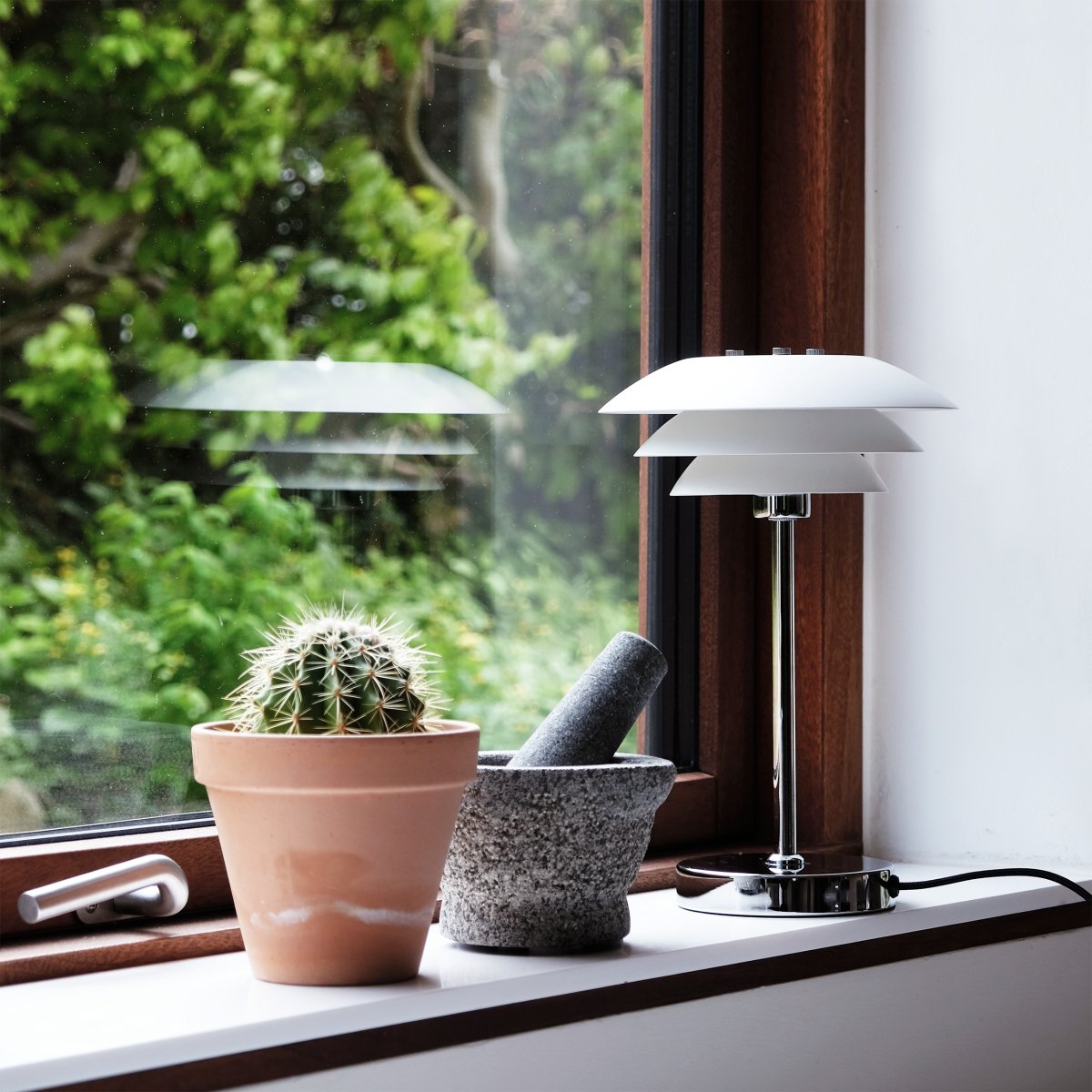 DL20 30cm Wit tafellamp Van Dyberg Larsen - De DL20 tafellamp met chromen metalen voet en witte metalen kappen is een elegante lamp die perfect past.