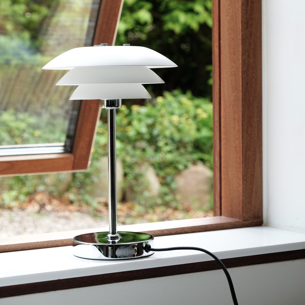 DL20 30cm Wit tafellamp Van Dyberg Larsen - De DL20 tafellamp met chromen metalen voet en witte metalen kappen is een elegante lamp die perfect past.