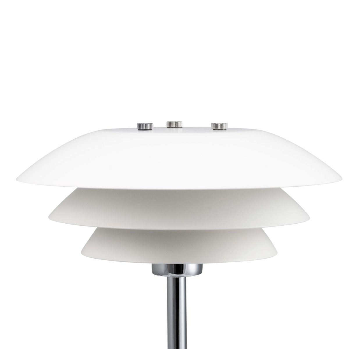 DL20 30cm Wit tafellamp Van Dyberg Larsen - De DL20 tafellamp met chromen metalen voet en witte metalen kappen is een elegante lamp die perfect past.