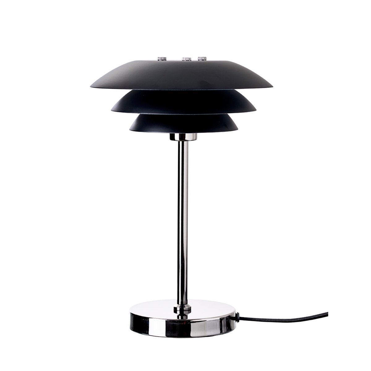 DL20 30cm Zwart tafellamp Van Dyberg Larsen - De DL20 tafellamp met chromen metalen voet en zwarte metalen kappen is een elegante lamp die perfect past.