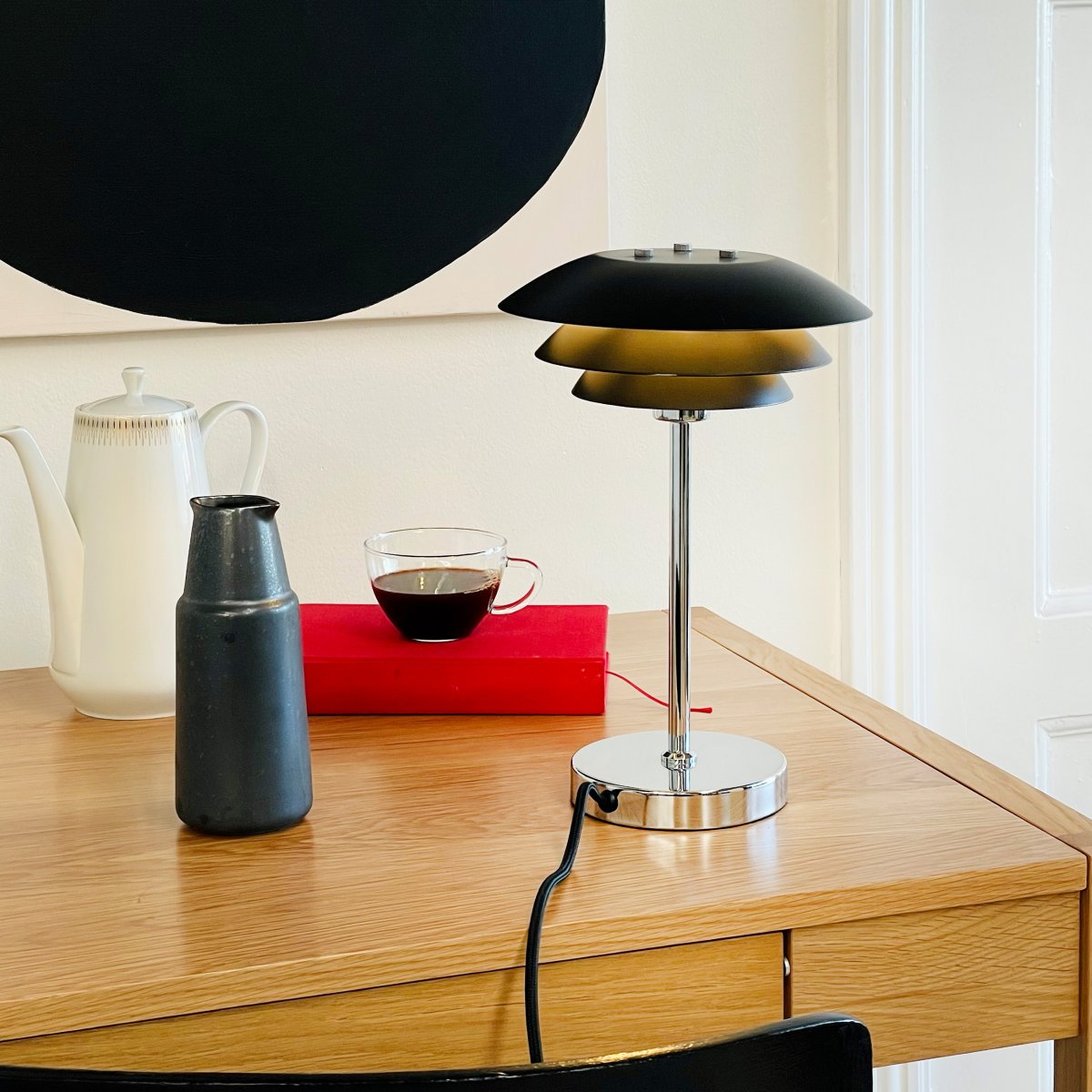 DL20 30cm Zwart tafellamp Van Dyberg Larsen - De DL20 tafellamp met chromen metalen voet en zwarte metalen kappen is een elegante lamp die perfect past.