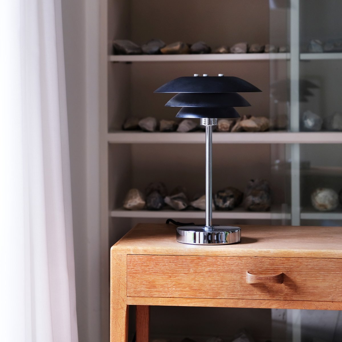DL20 30cm Zwart tafellamp Van Dyberg Larsen - De DL20 tafellamp met chromen metalen voet en zwarte metalen kappen is een elegante lamp die perfect past.