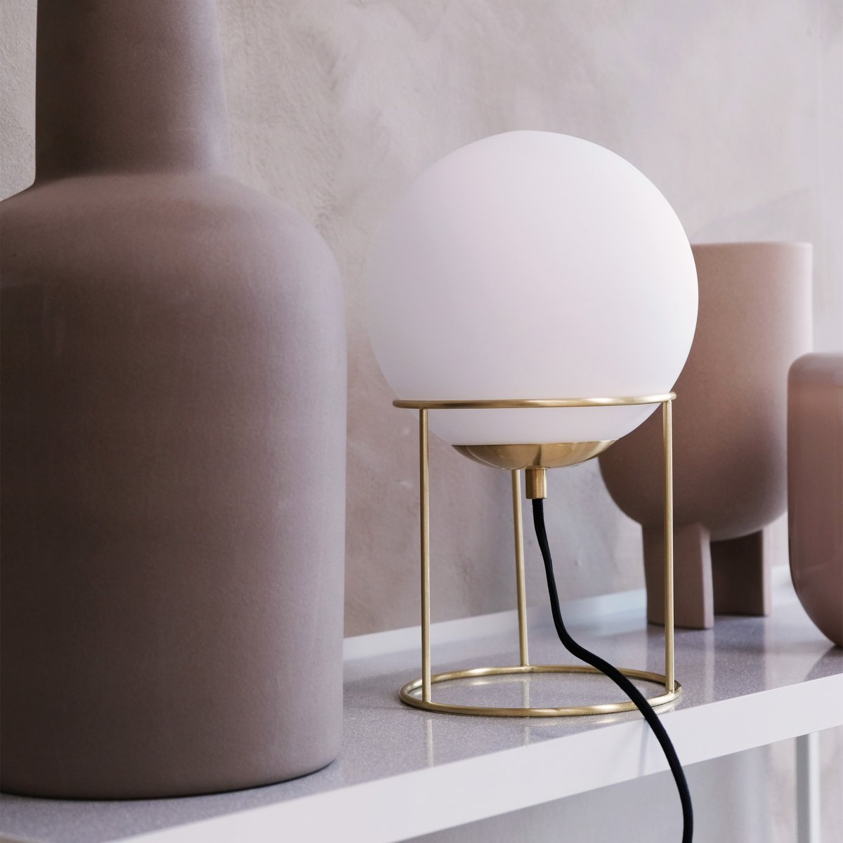 Madrid 34cm Messing tafellamp Van Dyberg Larsen - Het minimalistische design past perfect in zowel moderne als klassieke interieurs en creëert een zacht en aangenaam licht dat een warme sfeer in de kamer verspreidt.