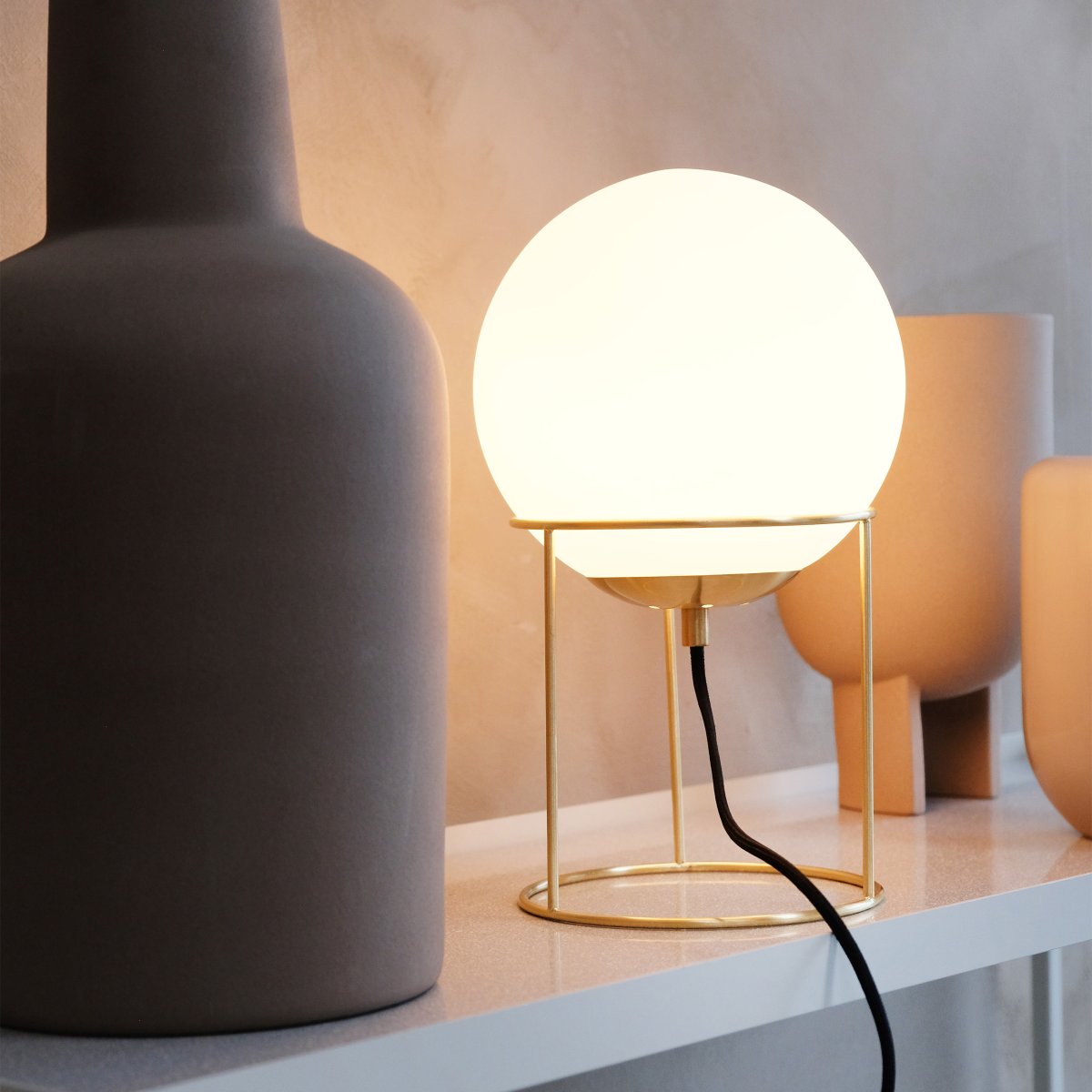 Madrid 34cm Messing tafellamp Van Dyberg Larsen - Het minimalistische design past perfect in zowel moderne als klassieke interieurs en creëert een zacht en aangenaam licht dat een warme sfeer in de kamer verspreidt.