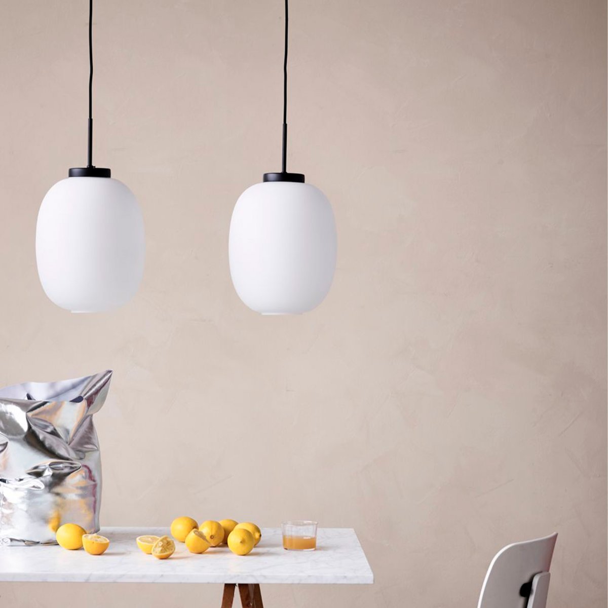 DL39 Ø25 Zwart hanglamp Van Dyberg Larsen - De ronde en zachte vorm van de lamp maakt hem veelzijdig en perfect voor in de hal, woonkamer, keuken of als zachte verlichting in een centrale ruimte.