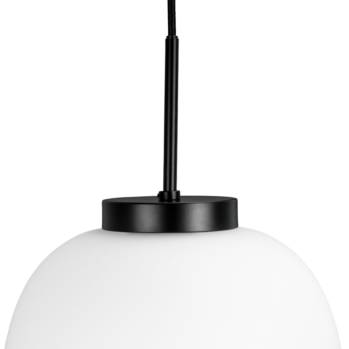 DL39 Ø25 Zwart hanglamp Van Dyberg Larsen - De ronde en zachte vorm van de lamp maakt hem veelzijdig en perfect voor in de hal, woonkamer, keuken of als zachte verlichting in een centrale ruimte.