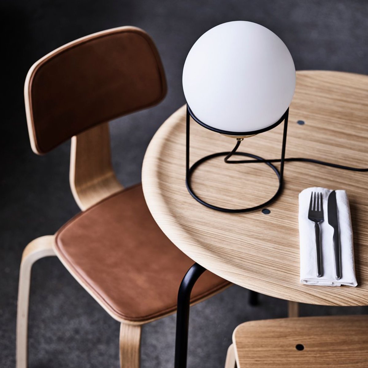 Moon 35cm Zwart tafellamp Van Dyberg Larsen - Deze opaalglasvariant creëert een zacht, niet-verblindend licht dat de ruimte een aangename sfeer geeft.